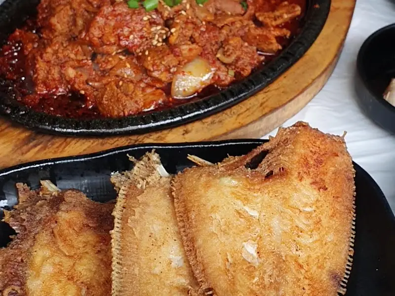 제육볶음과 생선구이의 환상적인 조합