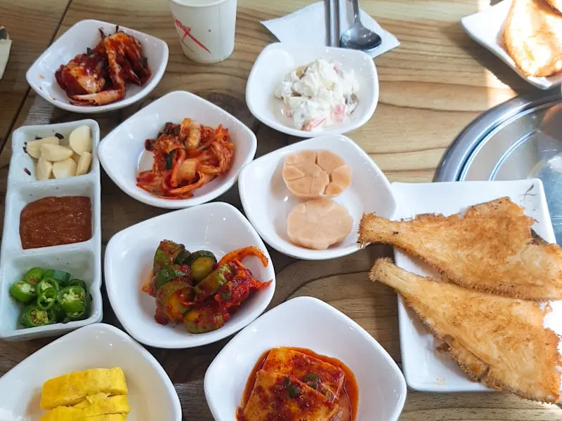 다채로운 밑반찬의 향연