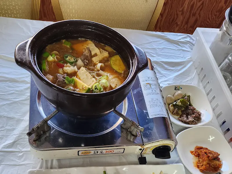 기샤브의 뚝배기에 담긴 샤브샤브