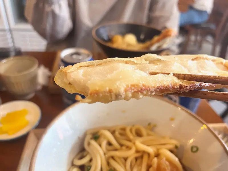 젓가락으로 집어올린 튀김