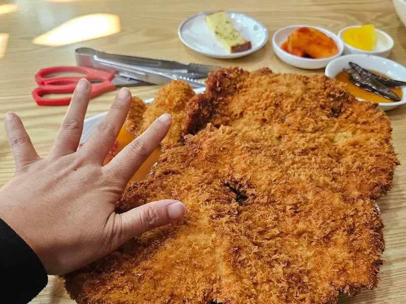 수제왕돈까스의 엄청난 크기