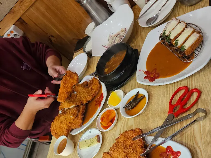 가위로 돈까스 자르는 모습