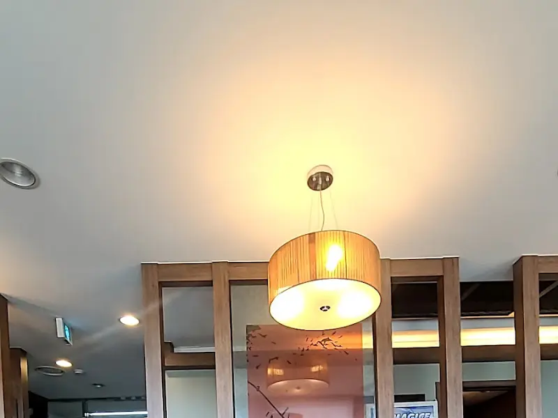 은은한 조명이 따뜻한 분위기를 연출하는 내부