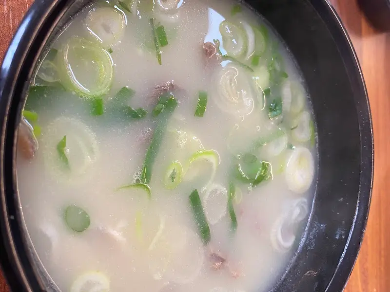 뽀얀 국물이 인상적인 양곰탕