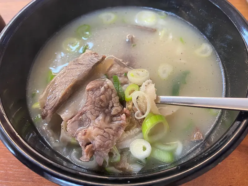 숟가락 위에 올려진 푸짐한 양과 고기