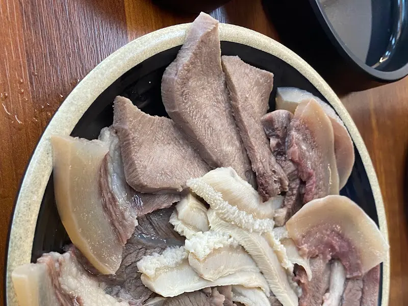 윤기가 흐르는 수육 한 접시