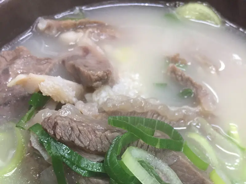 푸짐한 양이 인상적인 곰탕