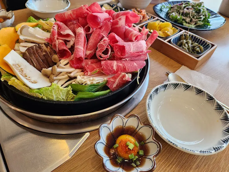 푸짐한 관자 스키야키의 모습