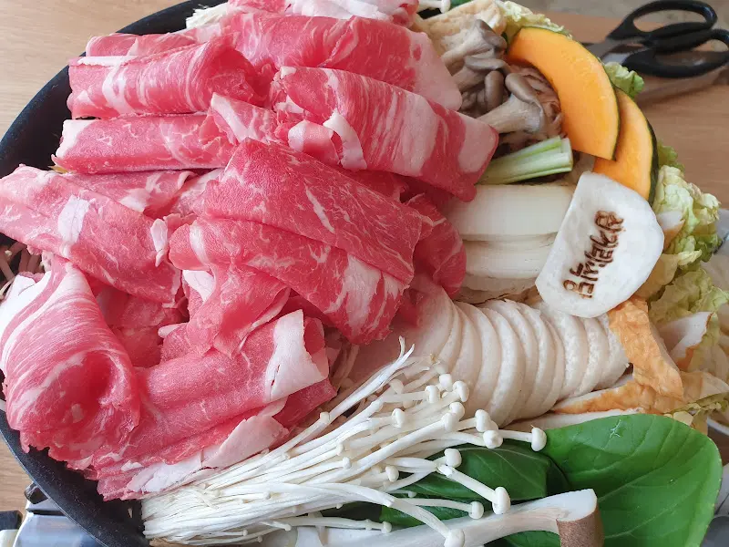 신선한 와규와 채소가 푸짐하게 담긴 스키야키