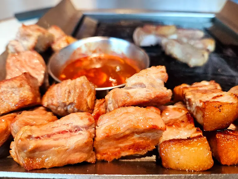 초벌된 흑돼지 근고기