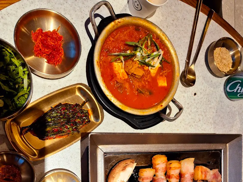 흑돼지 김치찌개와 밑반찬