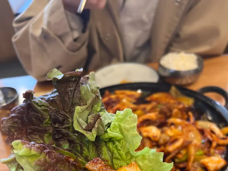 쌈 싸먹는 모습