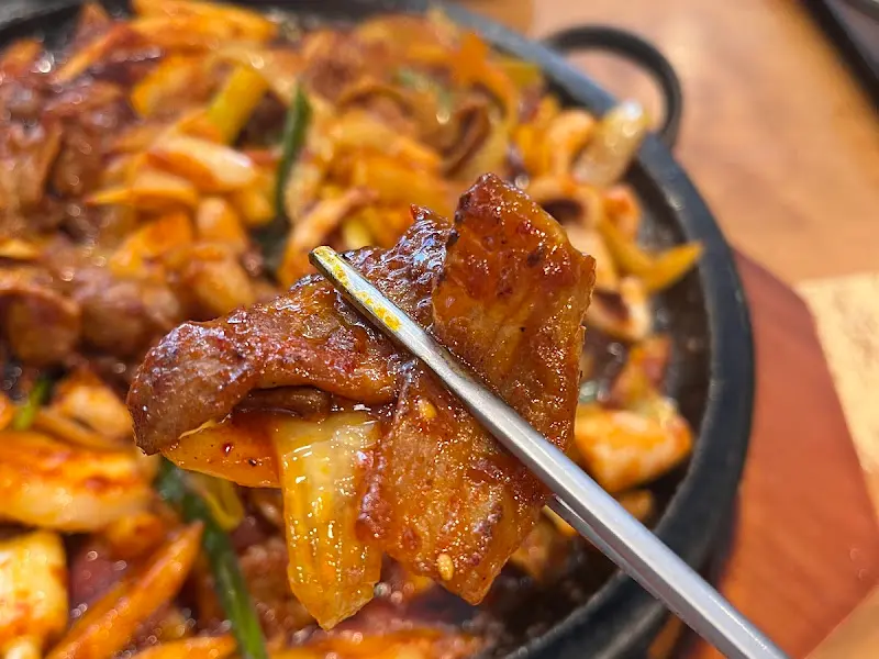 젓가락으로 집은 제육