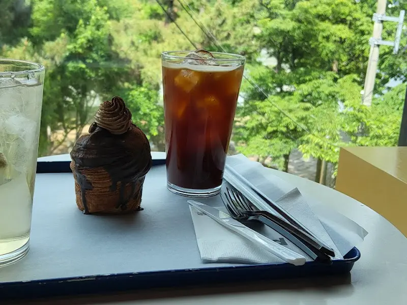 아이스 아메리카노와 초코 디저트