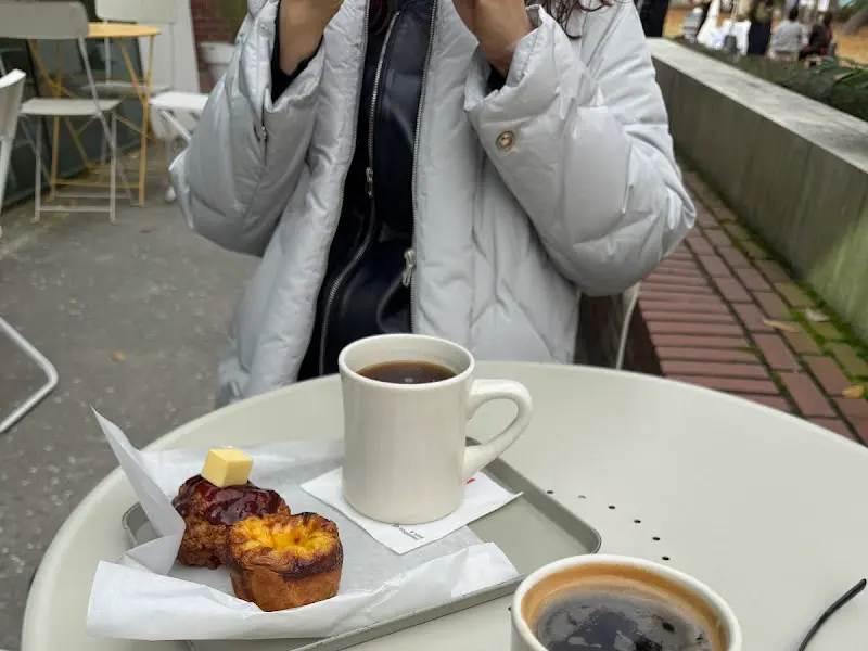 야외 테이블에 놓인 커피와 디저트