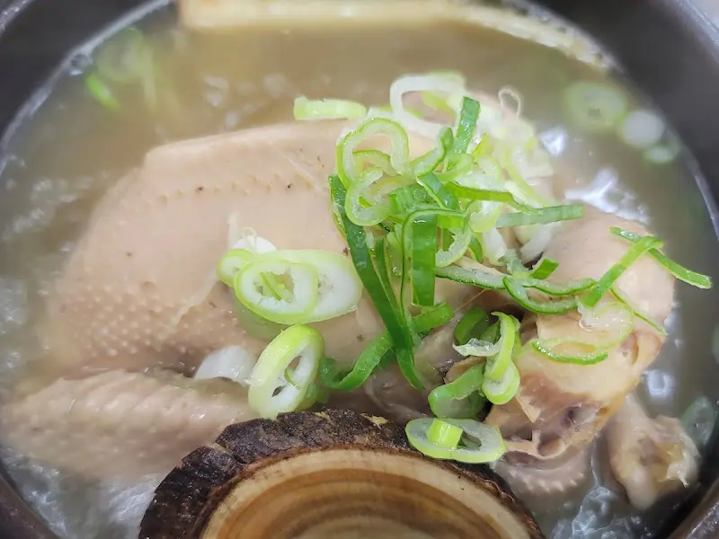 삼계탕과 곁들임 반찬