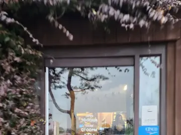 눈 내린 풍경처럼 아늑한, 화성 매화마름에서 즐기는 겨울 빵 맛집 이야기