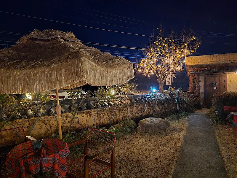 밤이 내린 카페의 야외 테이블