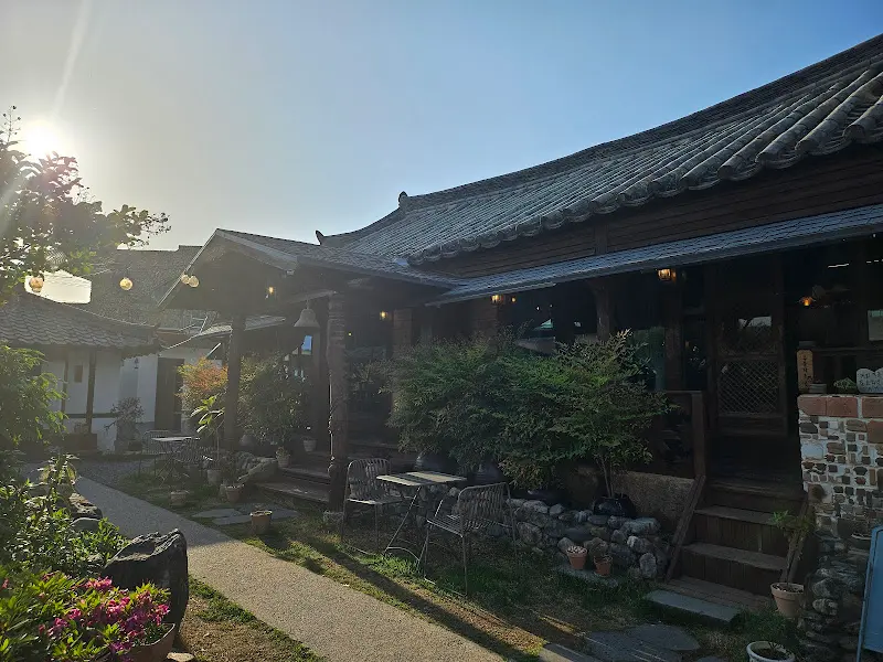 한옥의 멋을 그대로 살린 카페 외관