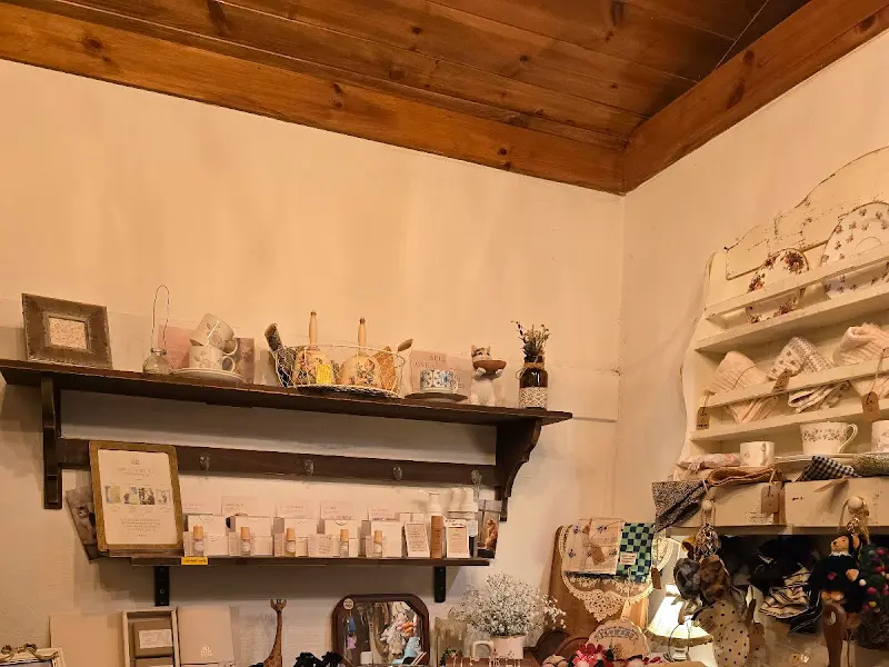 아기자기한 소품들이 가득한 실내