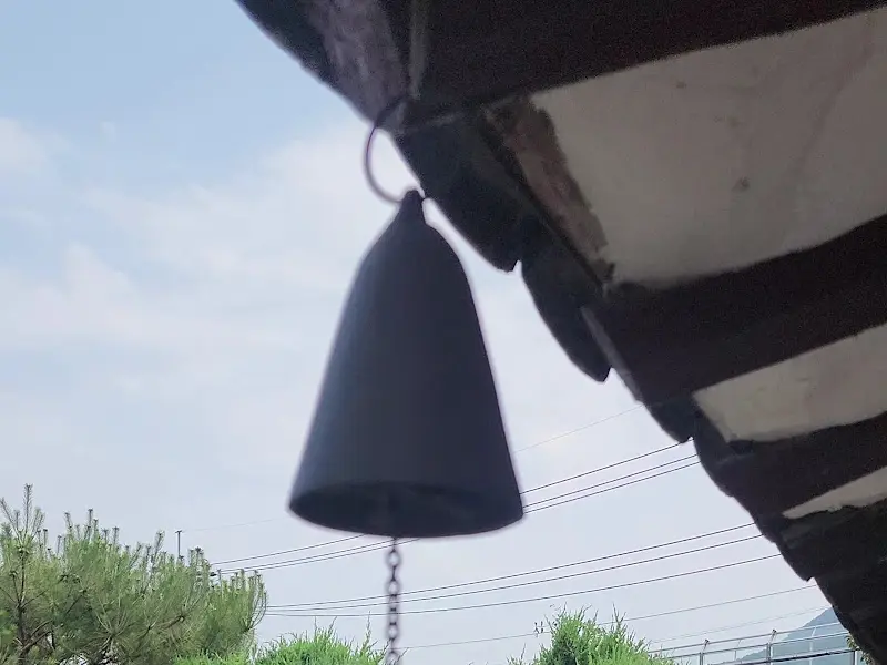 카페 처마에 매달린 풍경