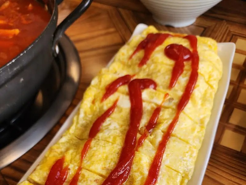 케첩이 듬뿍 뿌려진 계란말이