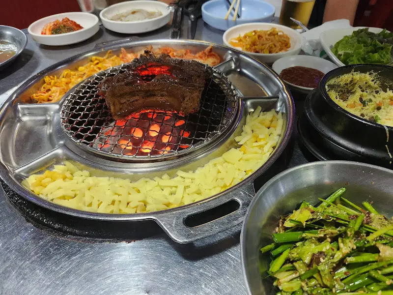 숯불 위에서 구워지는 고기