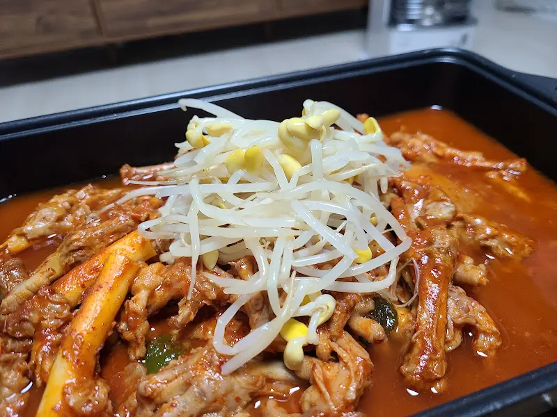 푸짐한 국물 닭발