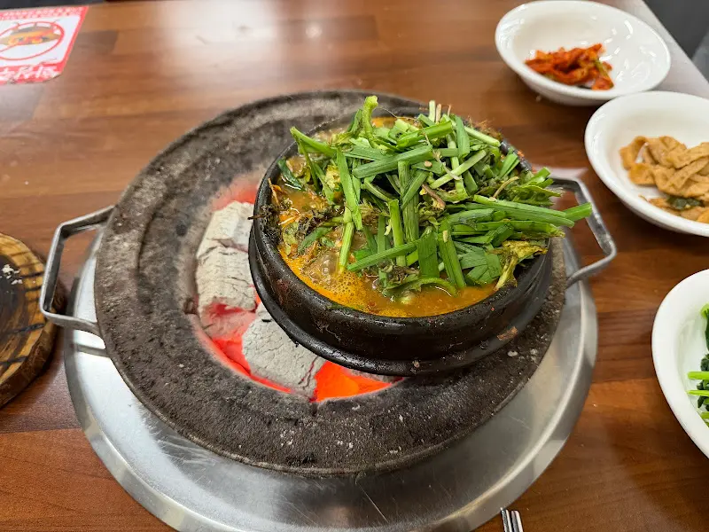 숯불 위에 올려진 된장찌개