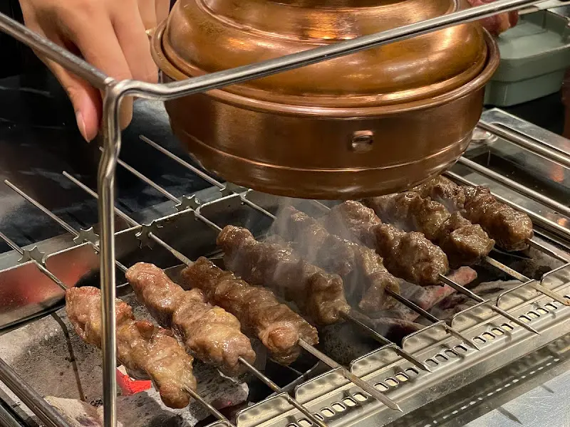 노릇하게 익어가는 양꼬치