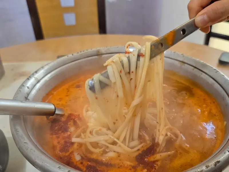 모리국수 면발 들어올리는 모습