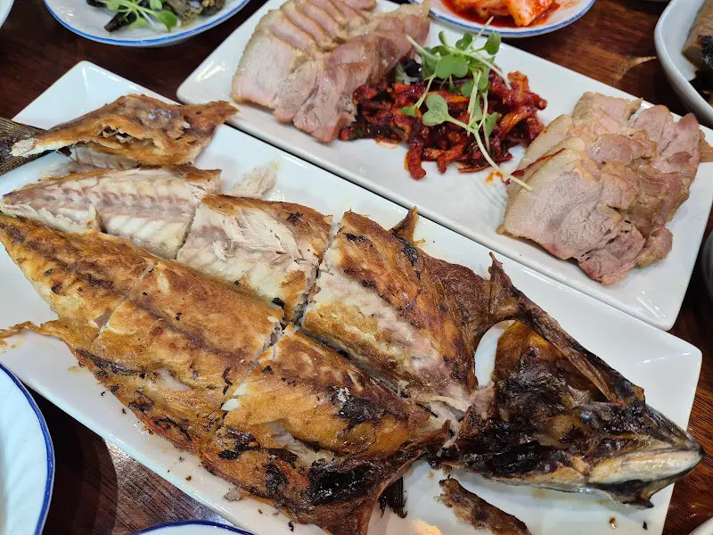 온실처럼 꾸며진 아름다운 카페 공간