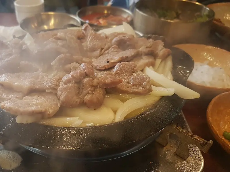 돼지 숯불구이 정식의 메인 메뉴인 돼지 숯불구이
