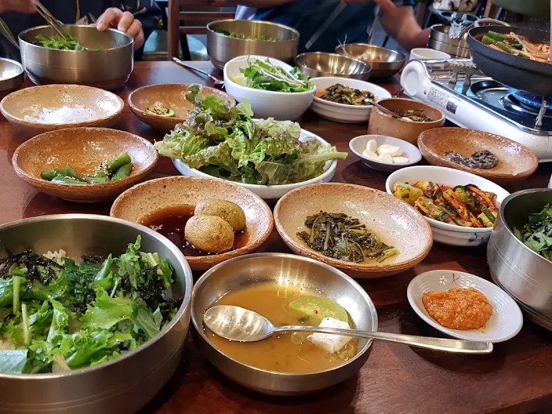 다양한 반찬들이 놓여진 테이블