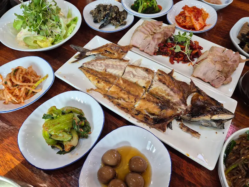 정갈하게 담겨 나온 밑반찬들