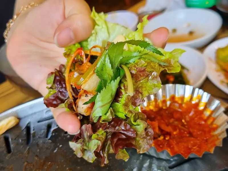 쌈 싸 먹는 모습