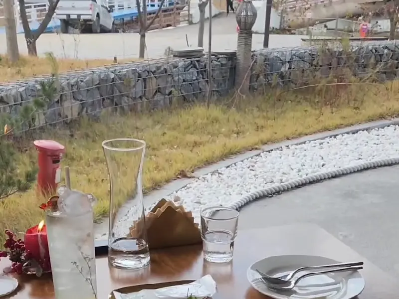 신정호수가 보이는 창가 자리