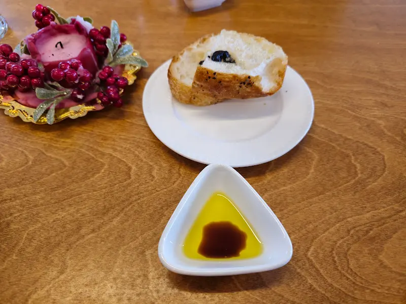 식전빵과 발사믹 오일, 캔들 장식