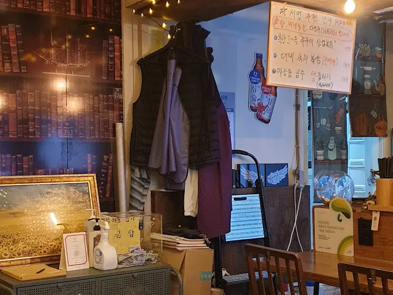 책장 벽지가 인상적인 내부