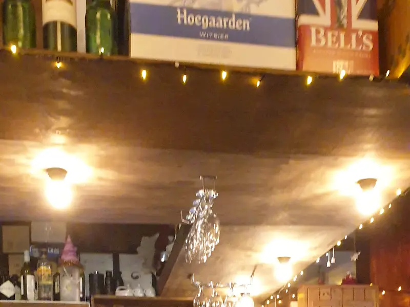 다양한 술병들이 진열된 카운터