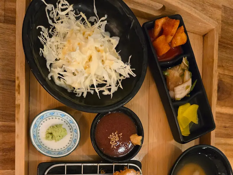 정갈하게 담겨 나온 프리미엄 돈카츠 한상차림