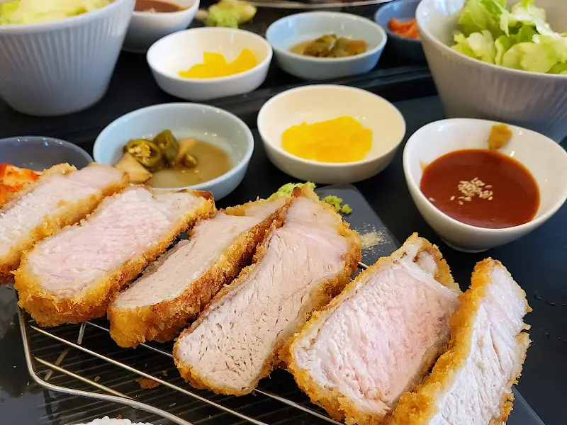 두툼한 돼지고기가 인상적인 프리미엄 돈카츠