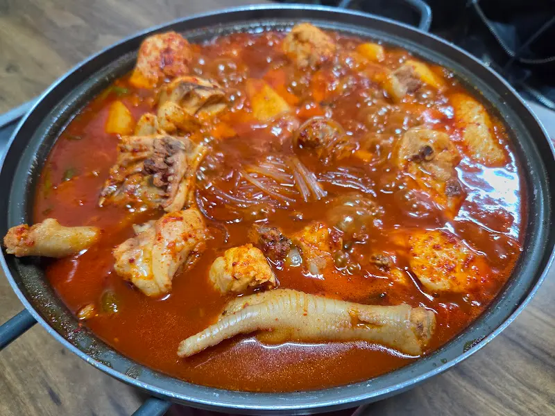 푸짐한 닭볶음탕 한 상