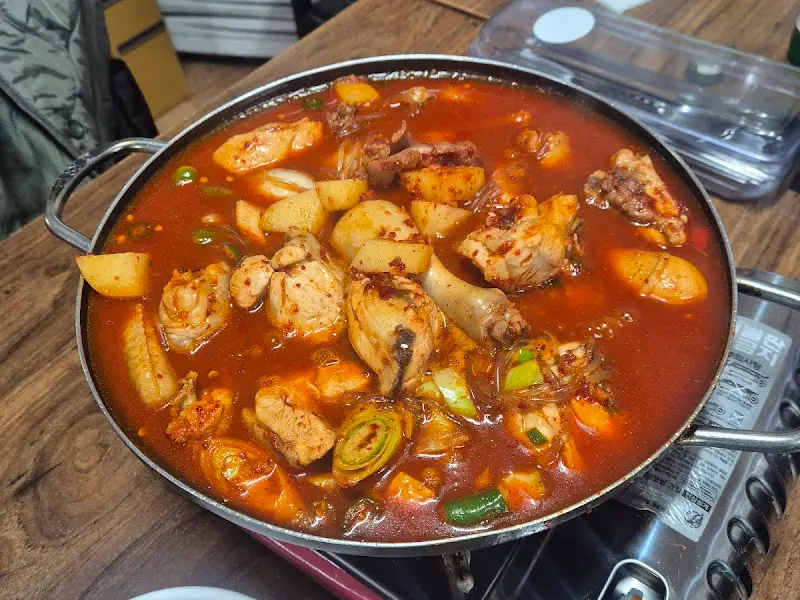 닭고기가 듬뿍 들어간 닭볶음탕