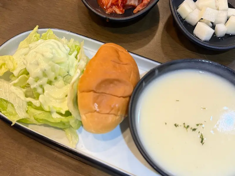 모닝빵, 샐러드, 스프