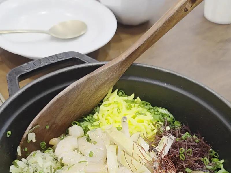 솥밥의 풍성한 재료