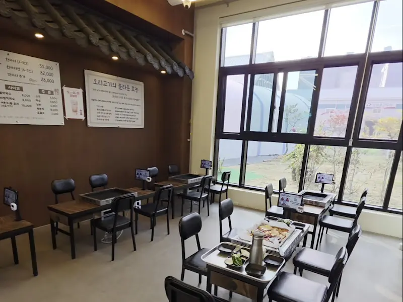 넓고 쾌적한 매장 내부