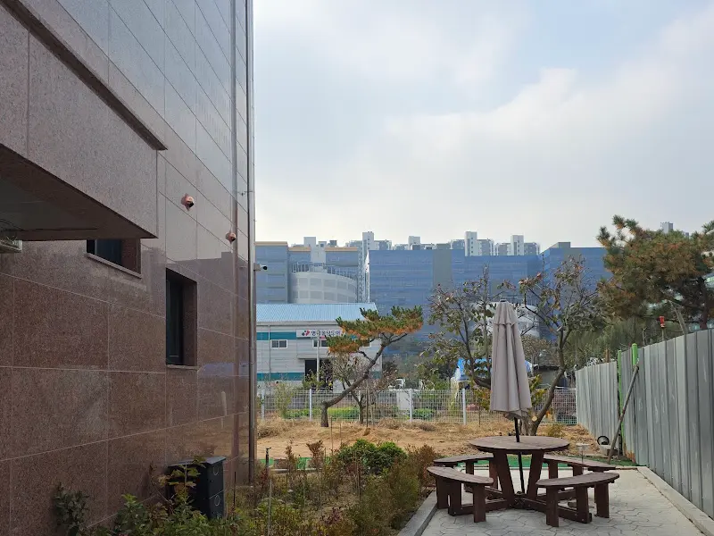 식당 옆 정원의 모습