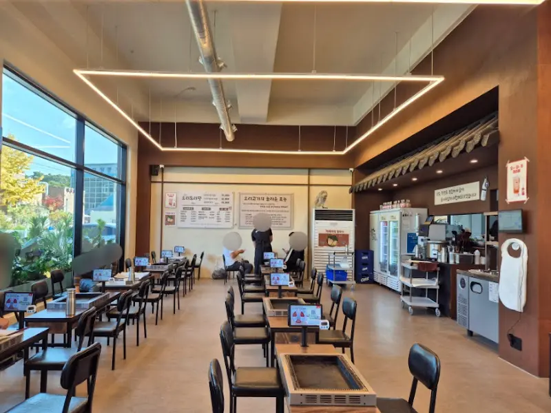 넓은 홀 내부 전경