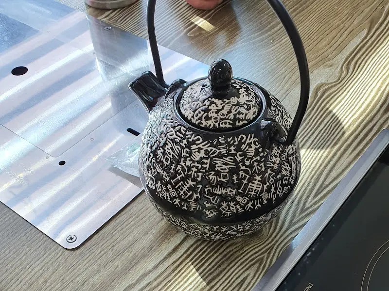 테이블 위에 놓인 주전자